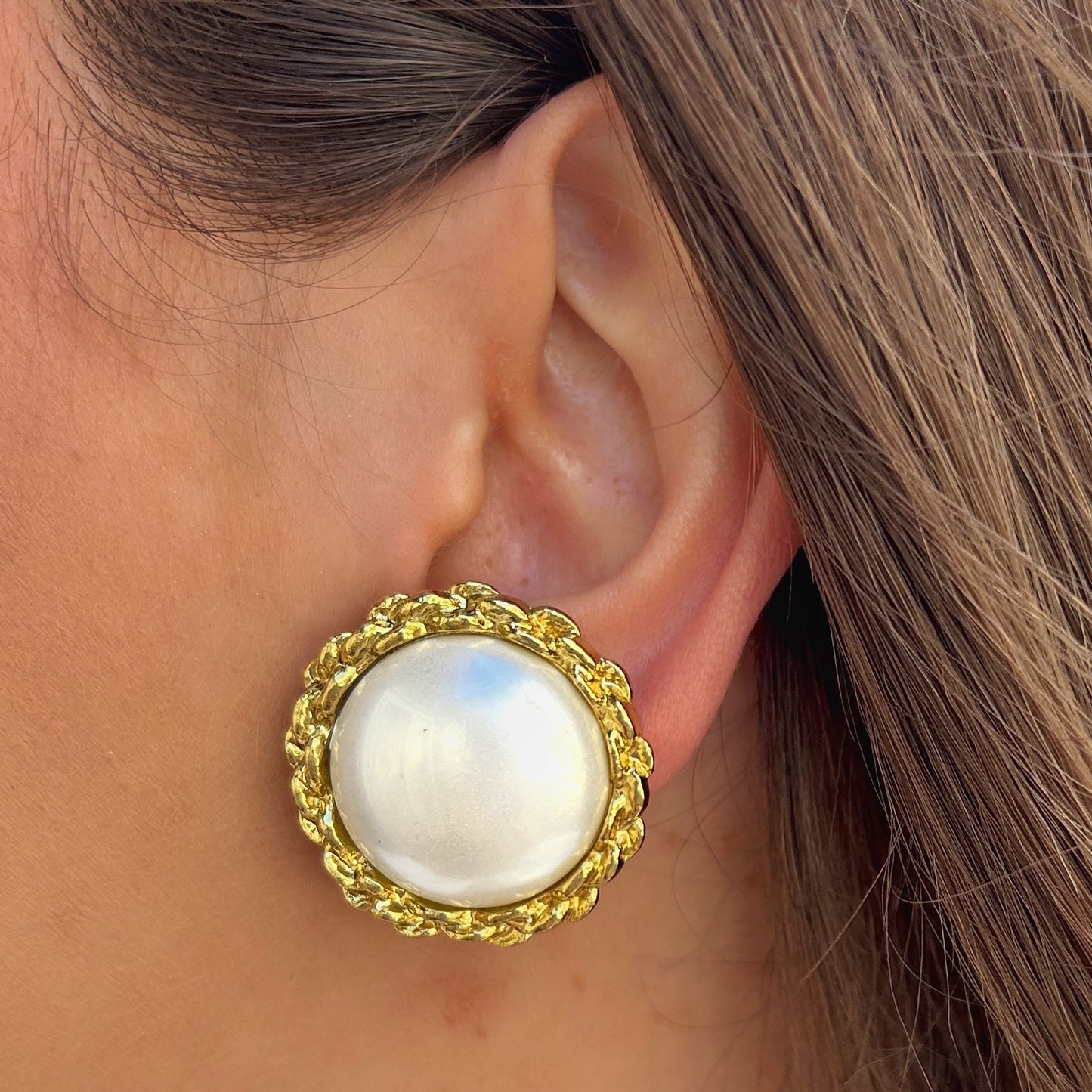 Boucles Rainball Theonie nacré Francine Bramli Paris cabochon perle doré