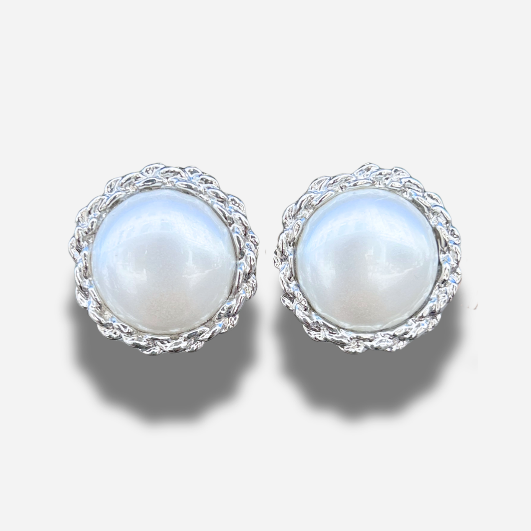 Boucles Rainball Theonie Silver Francine Bramli Paris perle nacrée blanche et contour argenté texturé