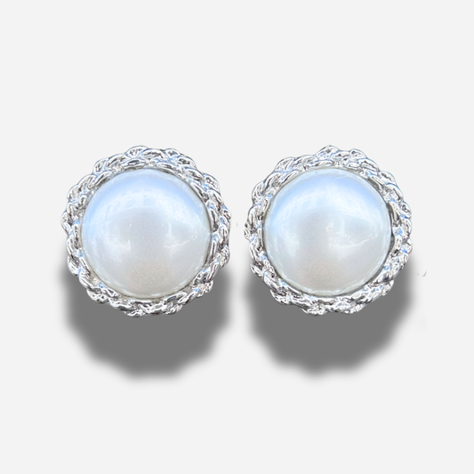 Boucles Rainball Theonie Silver Francine Bramli Paris perle nacrée blanche et contour argenté texturé