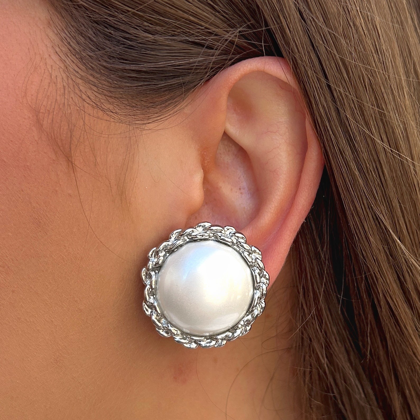 Boucles Rainball Theonie Silver Francine Bramli Paris perle nacrée blanche et contour argenté texturé