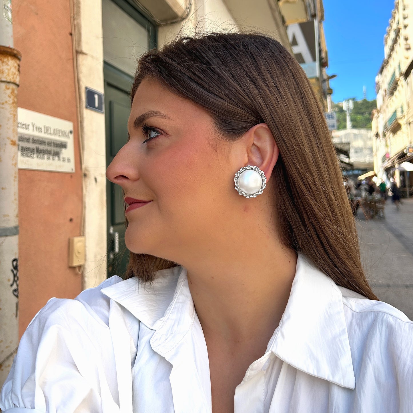 Boucles Rainball Theonie Silver Francine Bramli Paris perle nacrée blanche et contour argenté texturé