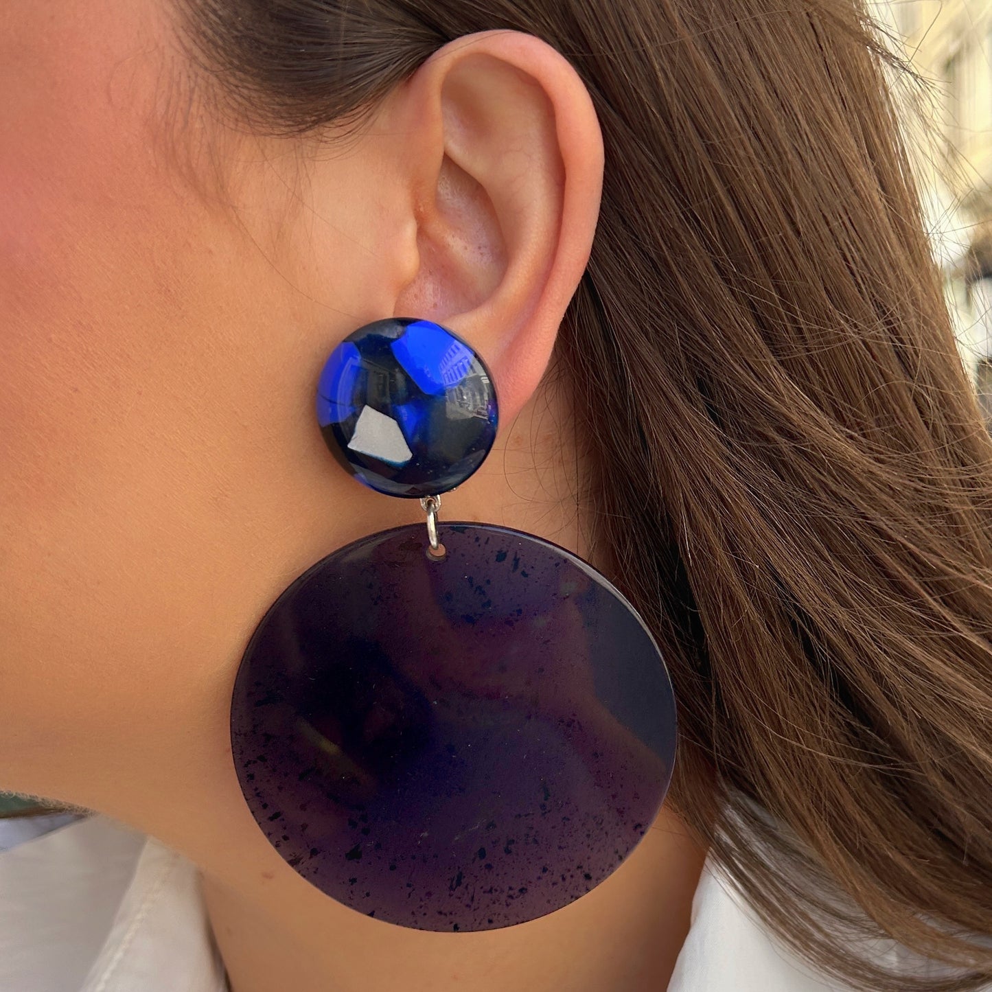 Boucles Rainbow Bleu Francine Bramli Paris en résine bleu nuit portées
