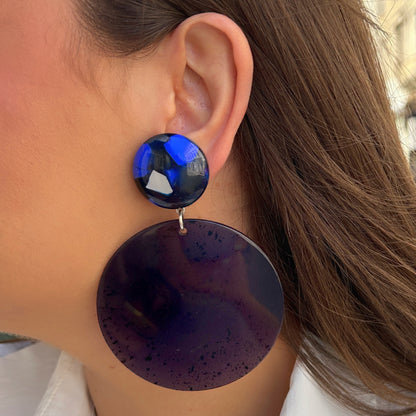 Boucles Rainbow Bleu Francine Bramli Paris en résine bleu nuit portées