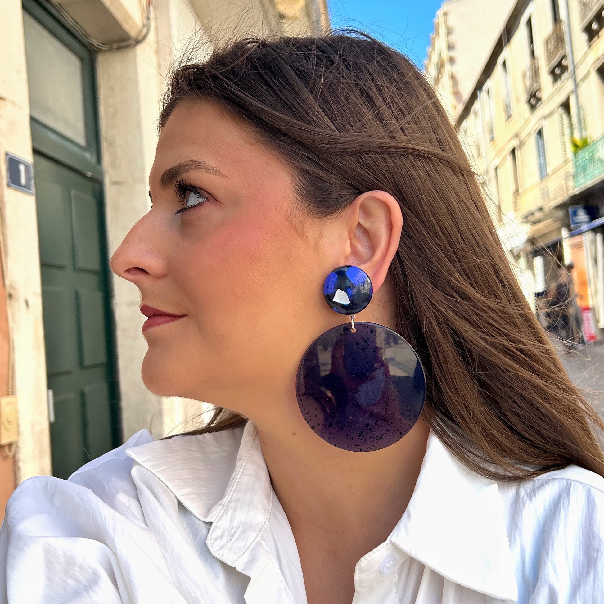 Boucles Rainbow Bleu Francine Bramli Paris en résine bleu nuit portées