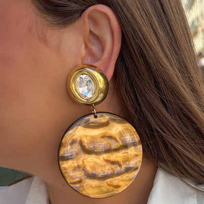 Boucles Rainbow Doré Francine Bramli Paris avec cristal facetté et grand disque rond en résine dorée marbrée