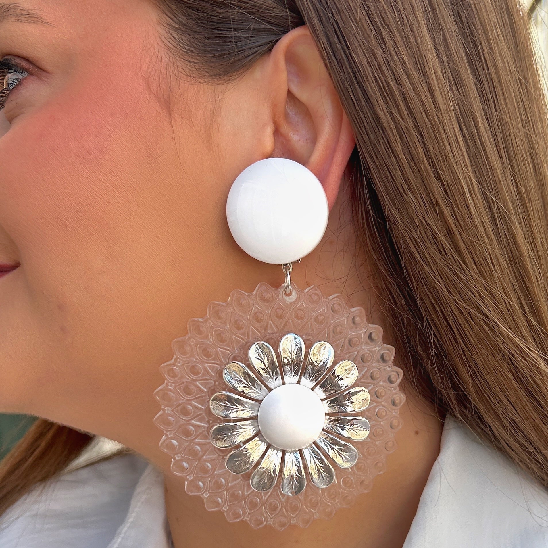 Boucles Rainbow Fleur Blanches Francine Bramli Paris en résine transparente texturée avec fleur argentée et cabochon blanc nacré.