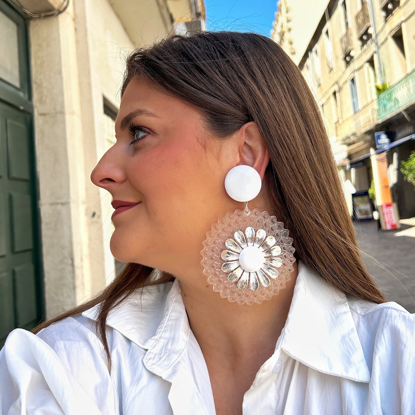 Boucles Rainbow Fleur Blanches Francine Bramli Paris en résine transparente texturée avec fleur argentée et cabochon blanc nacré.