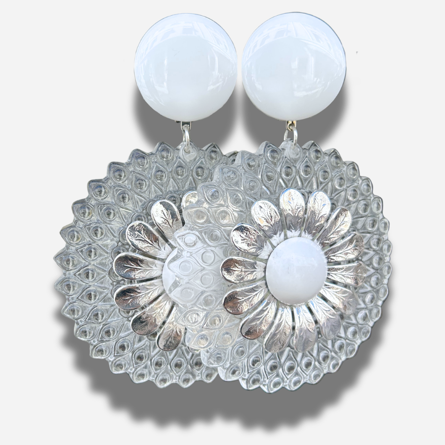 Boucles Rainbow Fleur Blanches Francine Bramli Paris en résine transparente texturée avec fleur argentée et cabochon blanc nacré.