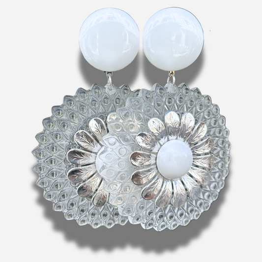 Boucles Rainbow Fleur Blanches Francine Bramli Paris en résine transparente texturée avec fleur argentée et cabochon blanc nacré.