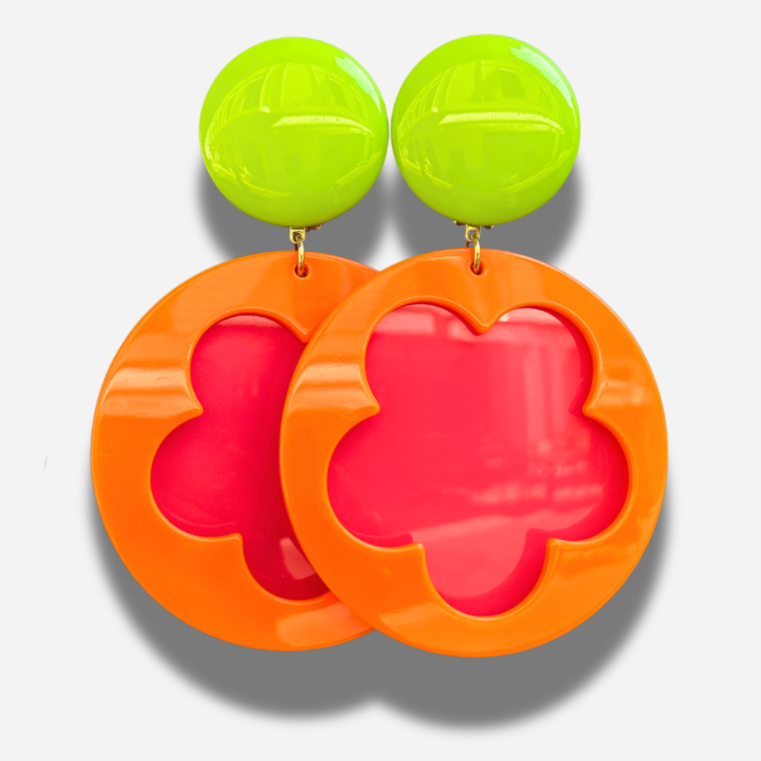 Boucles Rainbow Fluo Francine Bramli Paris orange néon rose fuchsia et vert fluo en résine brillante portées – boucles oversize colorées femme chez Divinity Sète