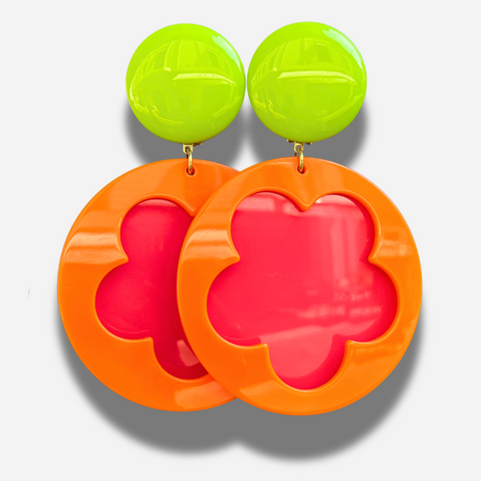 Boucles Rainbow Fluo Francine Bramli Paris orange néon rose fuchsia et vert fluo en résine brillante portées – boucles oversize colorées femme chez Divinity Sète