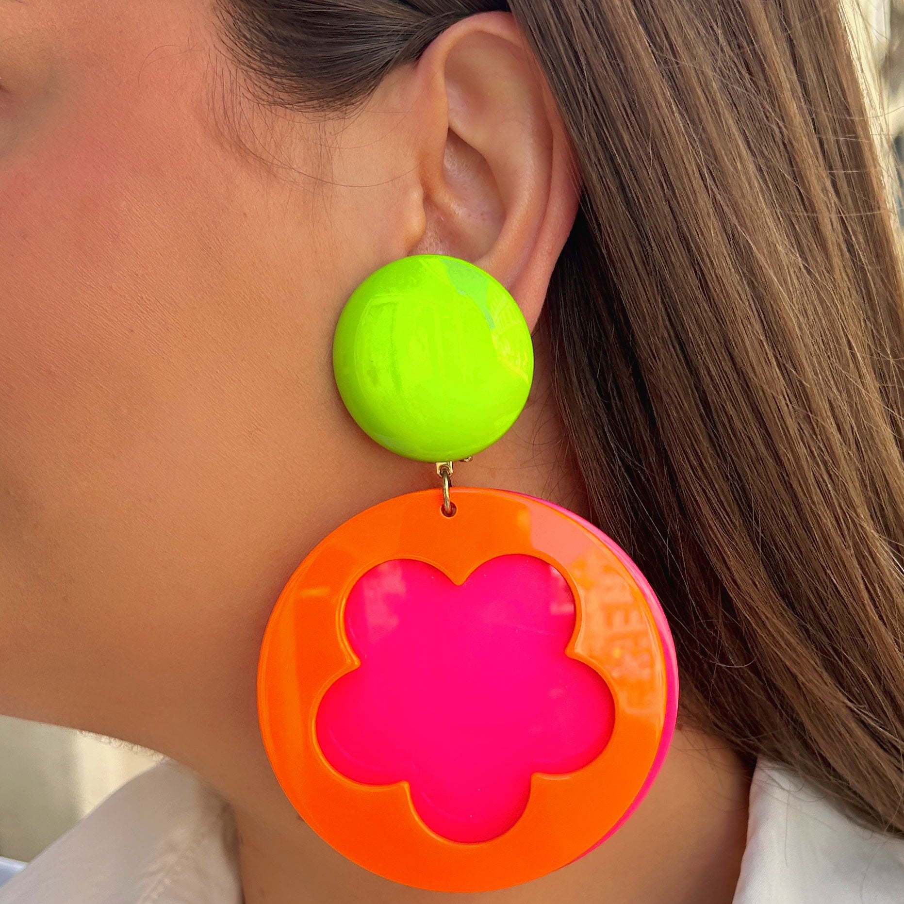 Boucles Rainbow Fluo Francine Bramli Paris orange néon rose fuchsia et vert fluo en résine brillante portées – boucles oversize colorées femme chez Divinity Sète