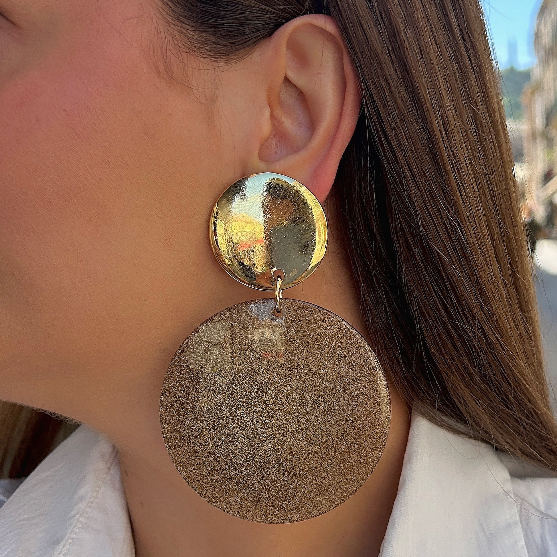 Boucles Rainbow Glitter Kaki Francine Bramli Paris avec cabochon doré miroir et grand disque pailleté kaki doré