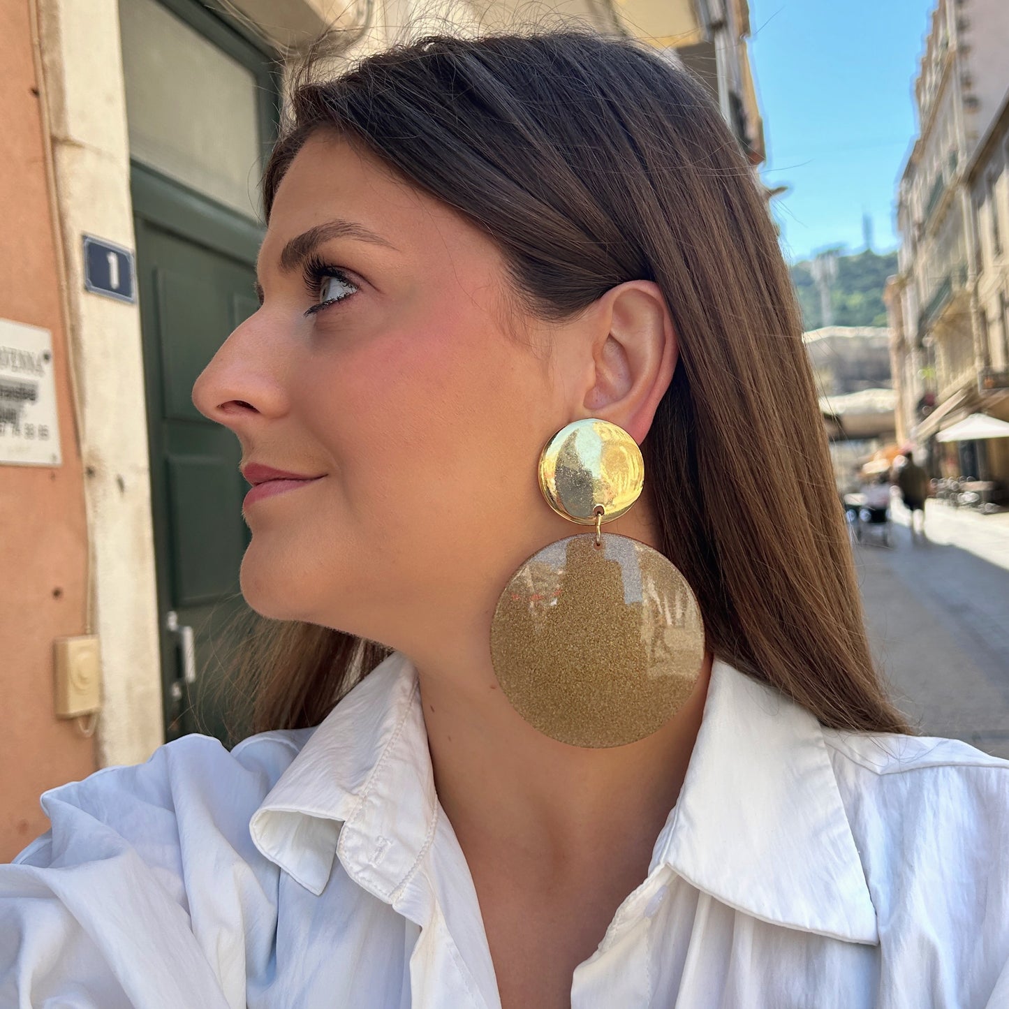 Boucles Rainbow Glitter Kaki Francine Bramli Paris avec cabochon doré miroir et grand disque pailleté kaki doré