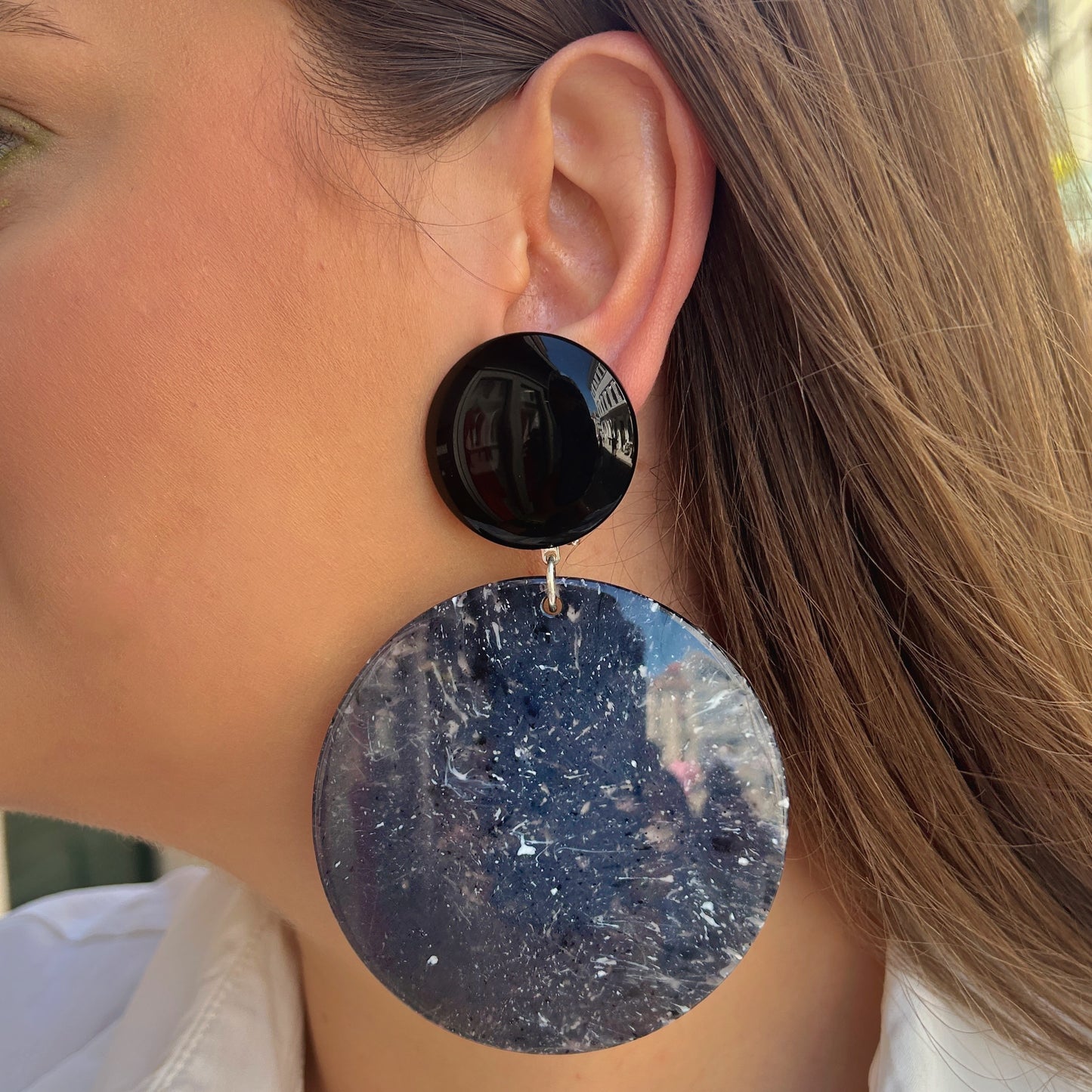 Boucles Rainbow Gris Francine Bramli Paris noires et grises portées