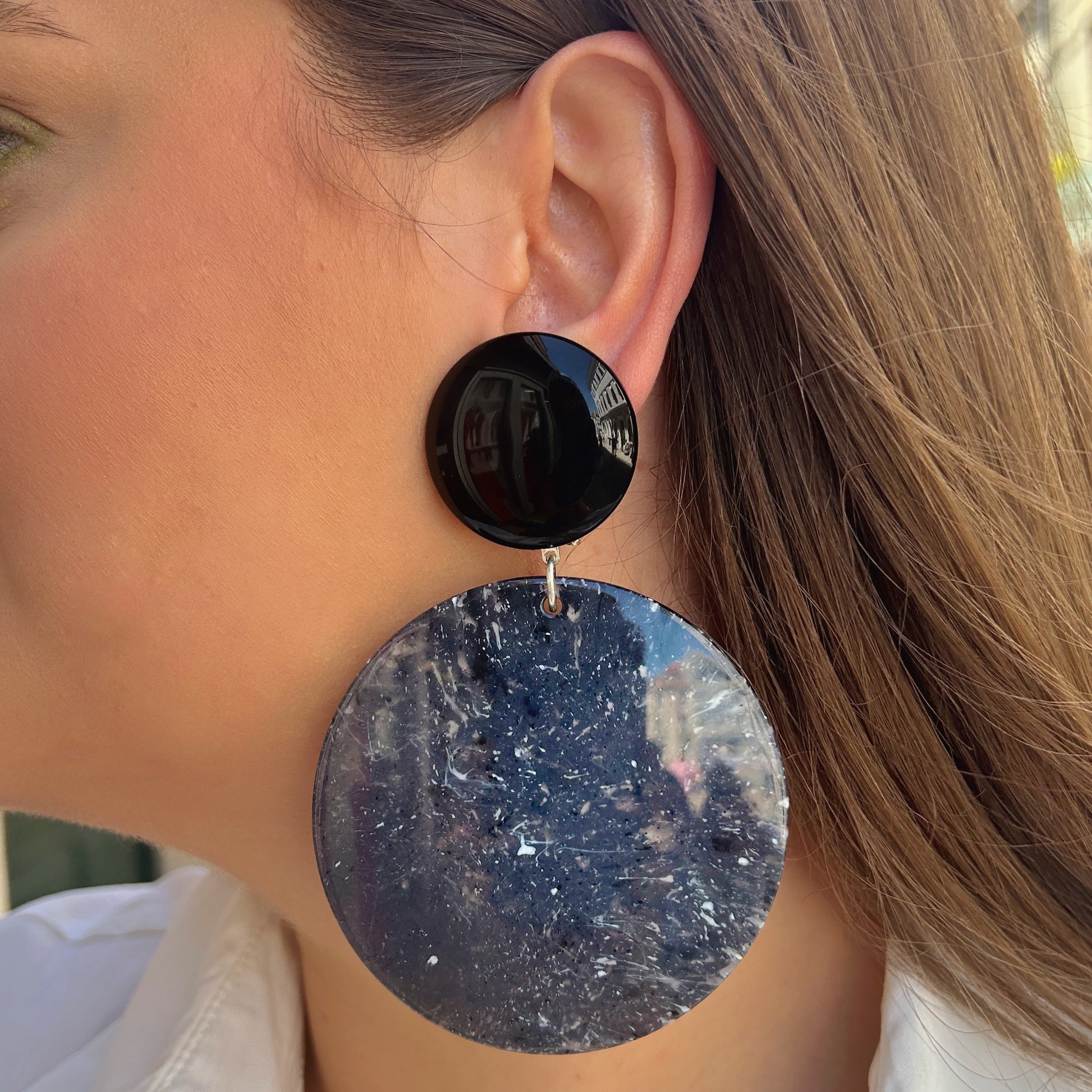 Boucles Rainbow Gris Francine Bramli Paris noires et grises portées