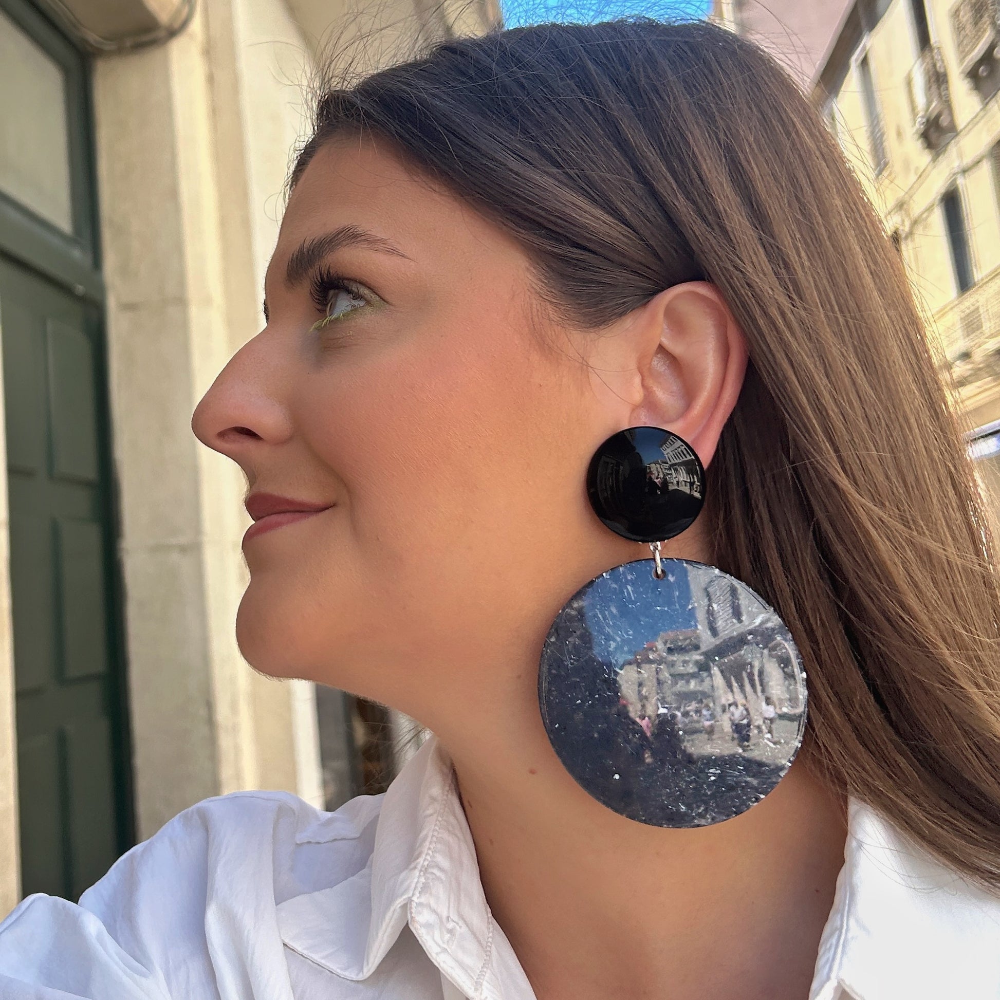 Boucles Rainbow Gris Francine Bramli Paris noires et grises portées