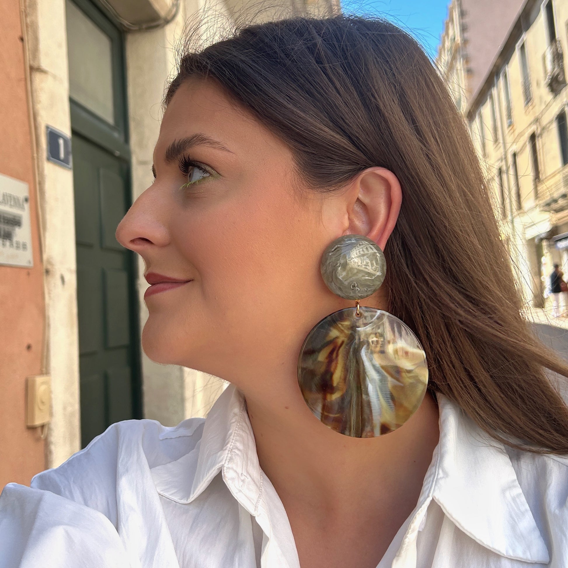 Boucles Rainbow Kaki Francine Bramli Paris rondes marbrées aux nuances kaki, bronze, ivoire et caramel.