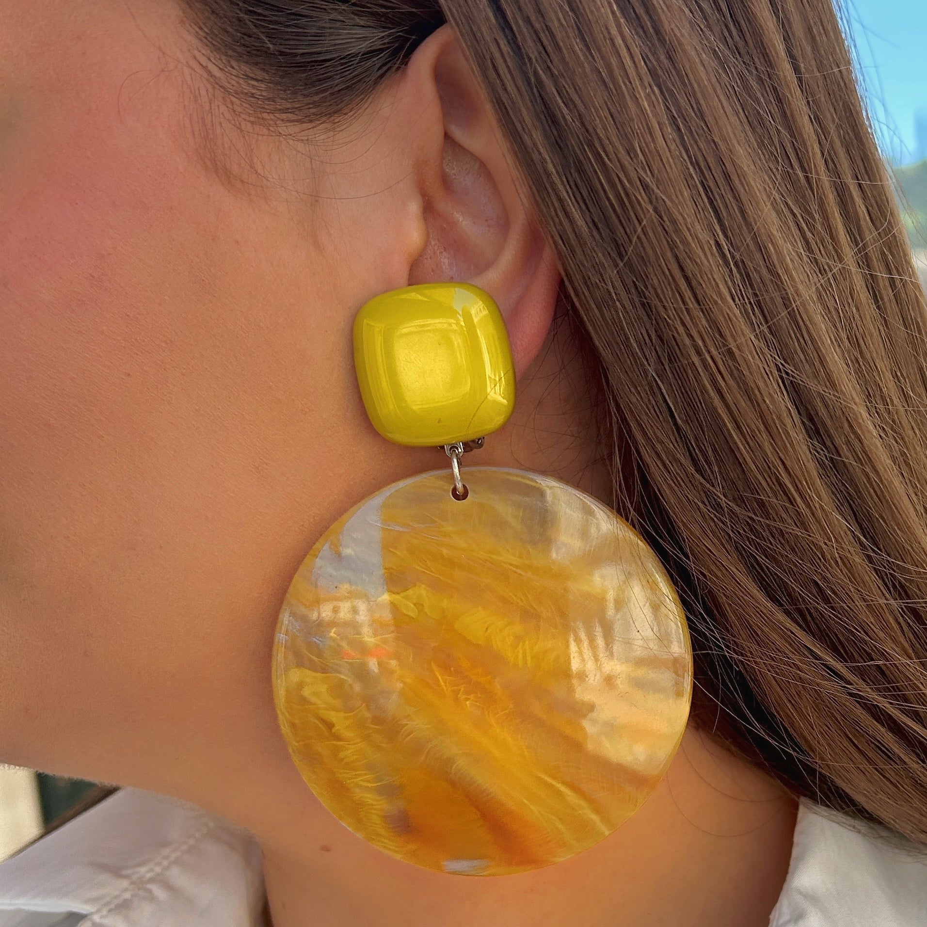 Boucles Rainbow Moutarde Francine Bramli Paris jaunes marbrées portées