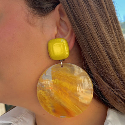 Boucles Rainbow Moutarde Francine Bramli Paris jaunes marbrées portées