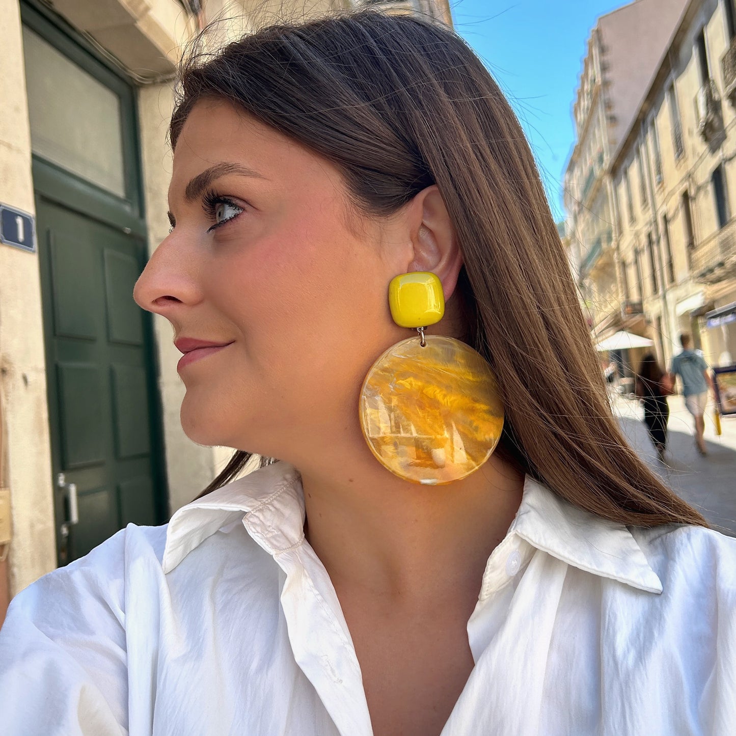 Boucles Rainbow Moutarde Francine Bramli Paris jaunes marbrées portées
