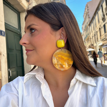 Boucles Rainbow Moutarde Francine Bramli Paris jaunes marbrées portées