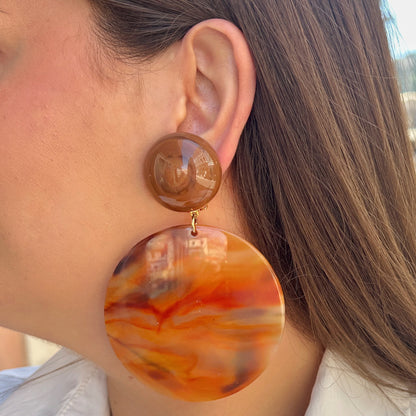 Boucles Rainbow Orange Francine Bramli Paris en résine marbrée orange et caramel portées