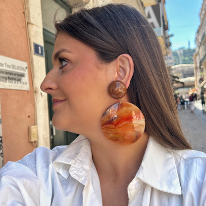 Boucles Rainbow Orange Francine Bramli Paris en résine marbrée orange et caramel portées