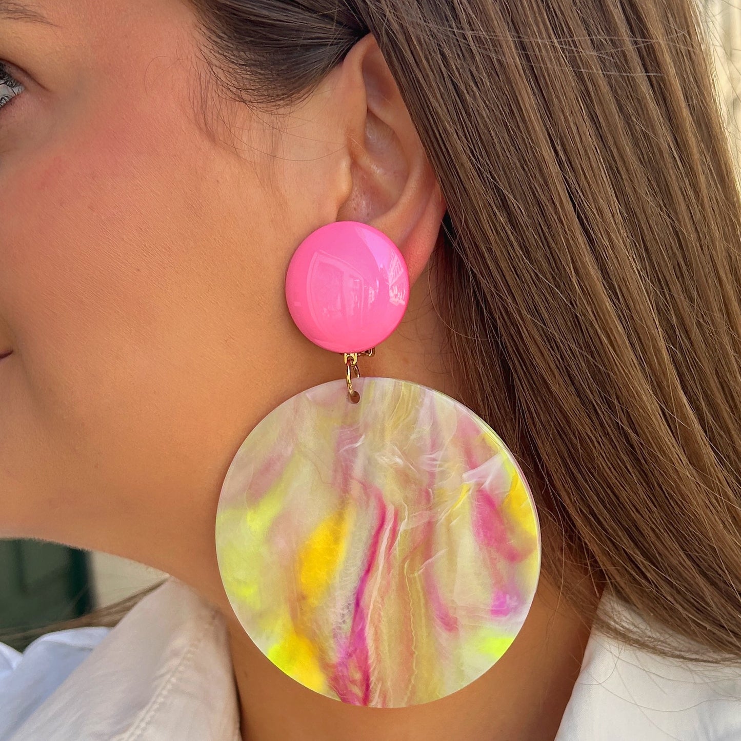 Boucles résine marbrée rose et jaune Francine Bramli Paris