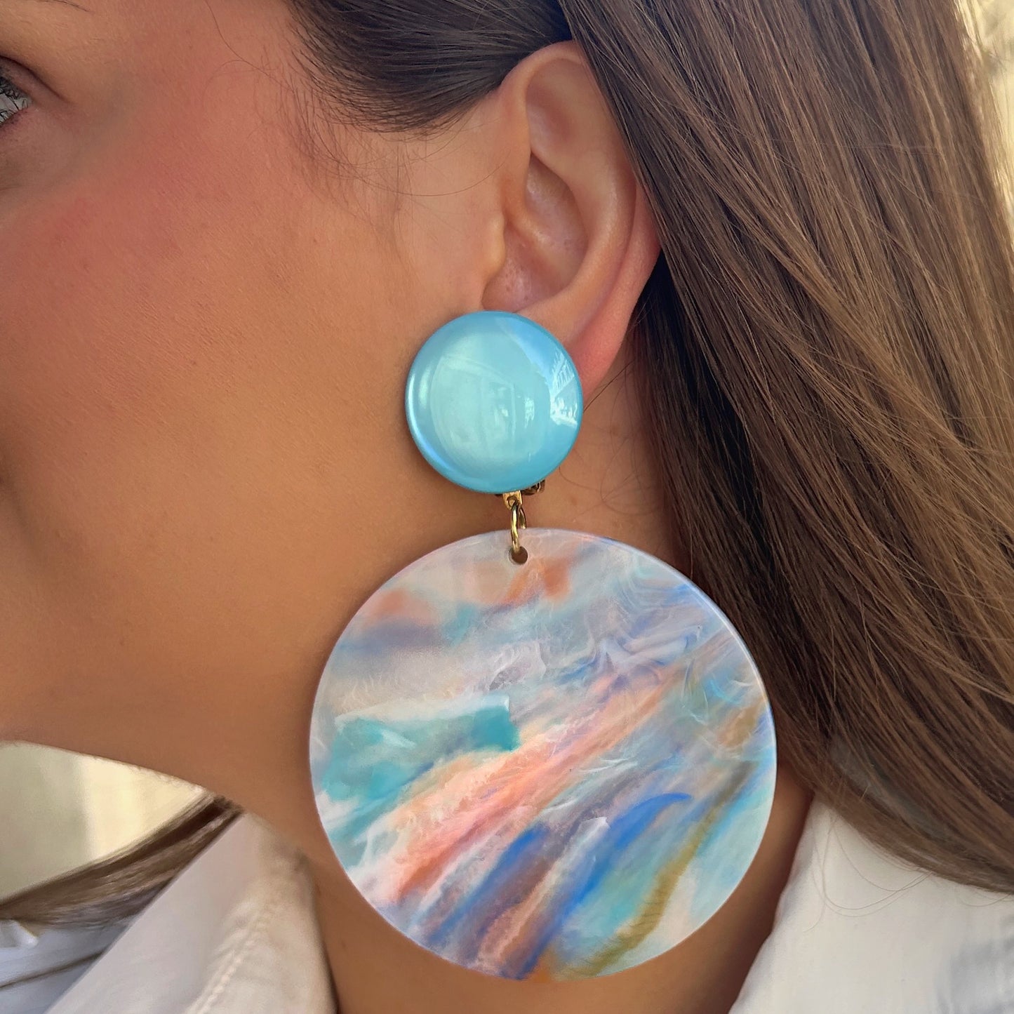 Boucles Rainbow Turquoise Francine Bramli Paris en résine pastel portées