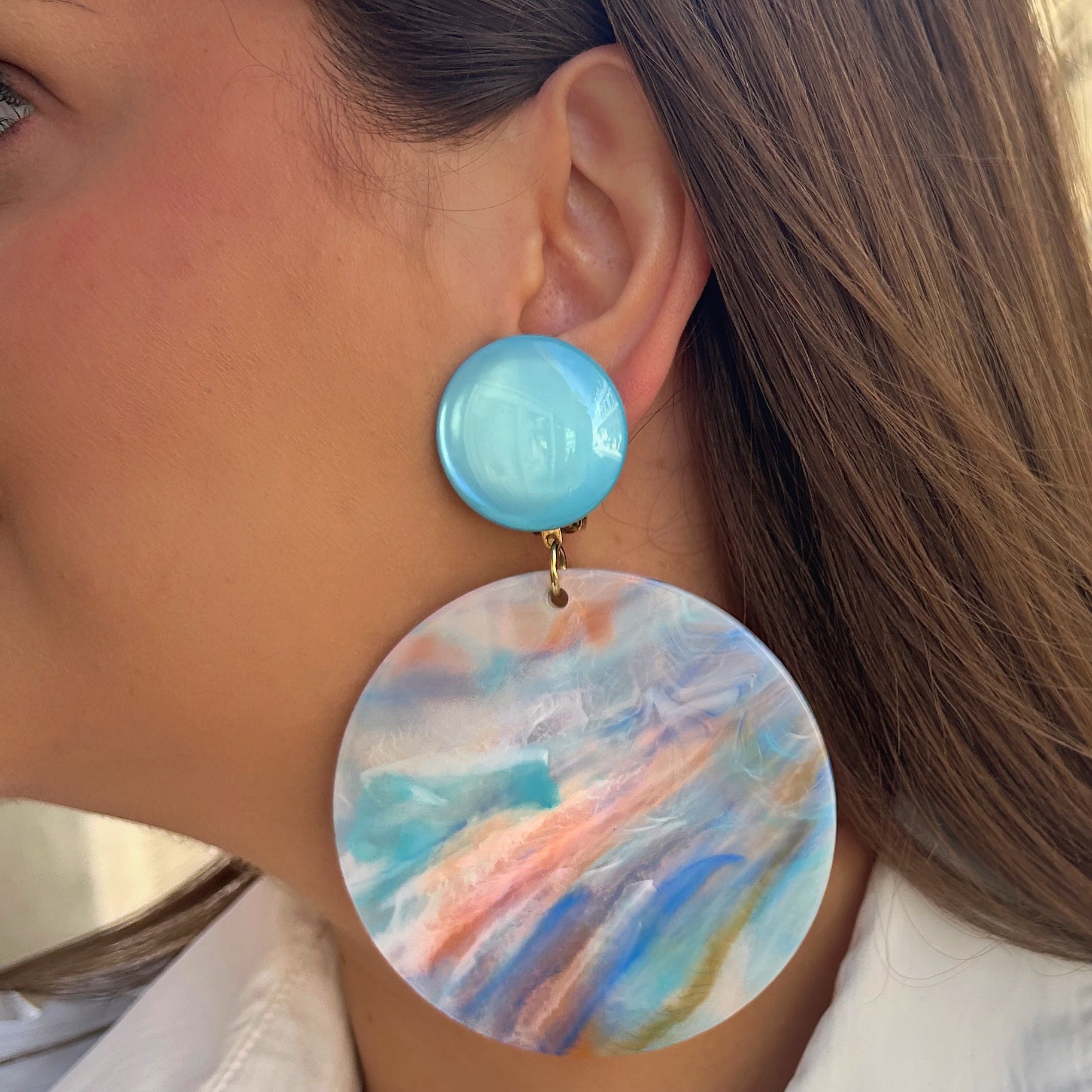 Boucles Rainbow Turquoise Francine Bramli Paris en résine pastel portées