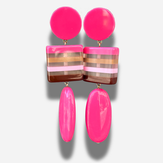 Boucles Rayures Rose Francine Bramli Paris en résine fuchsia avec motif rayé rose, beige et chocolat, portées.
