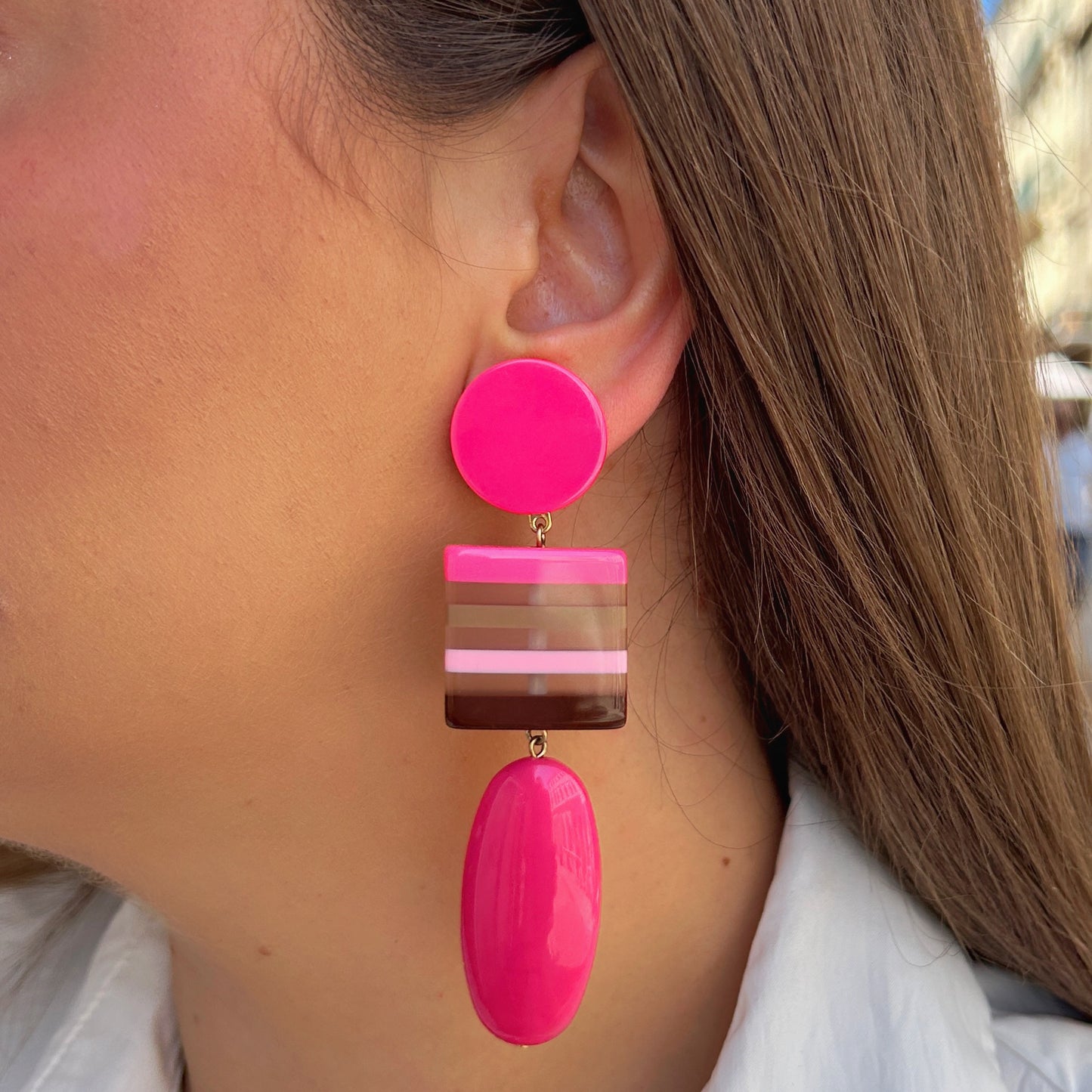 Boucles Rayures Rose Francine Bramli Paris en résine fuchsia avec motif rayé rose, beige et chocolat, portées.