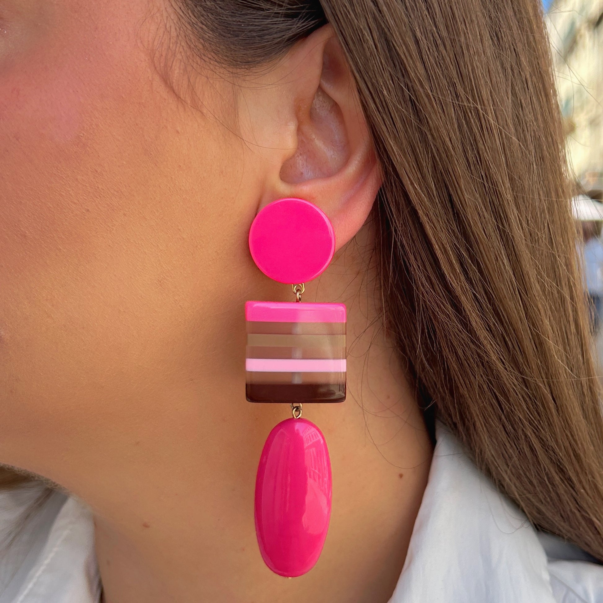 Boucles Rayures Rose Francine Bramli Paris en résine fuchsia avec motif rayé rose, beige et chocolat, portées.