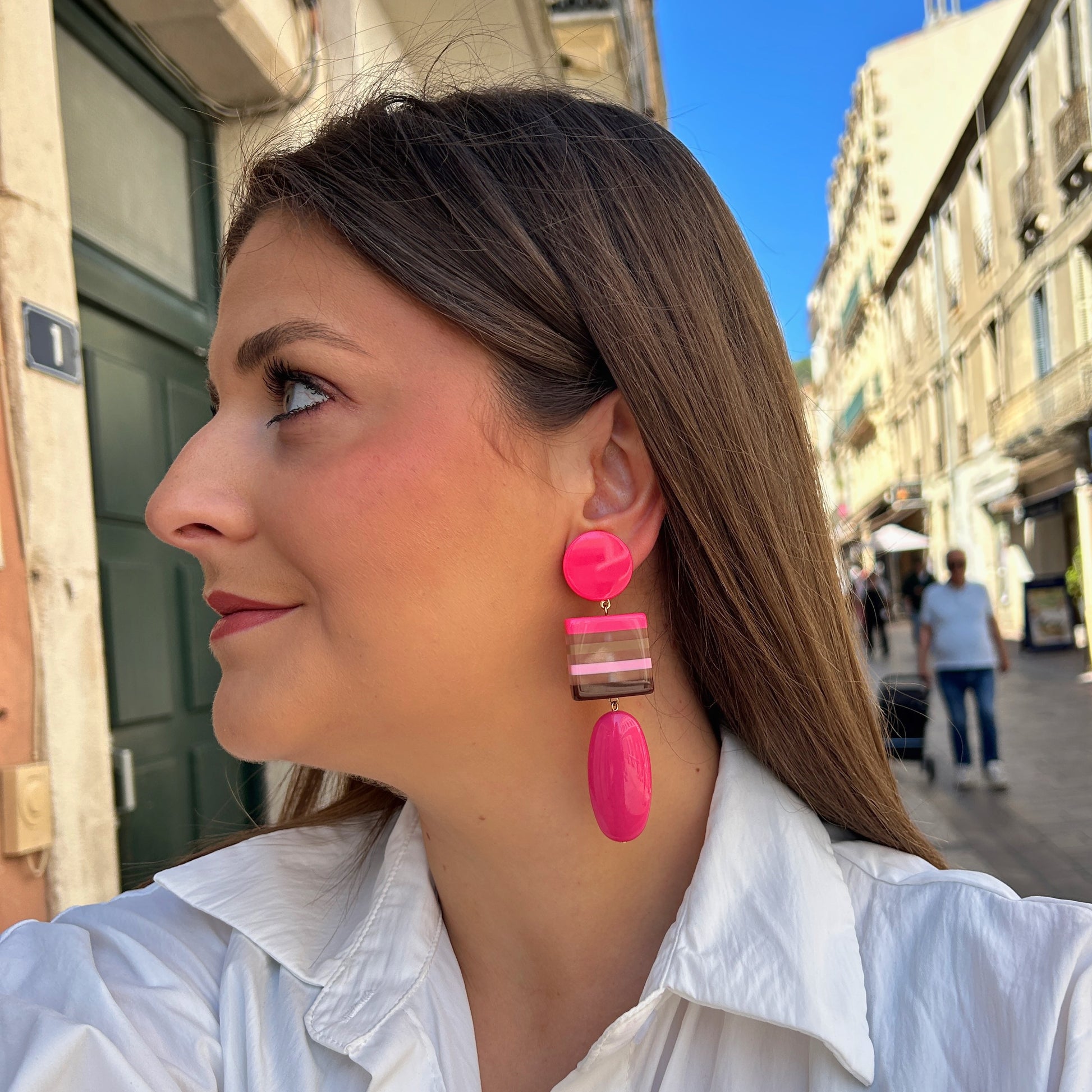 Boucles Rayures Rose Francine Bramli Paris en résine fuchsia avec motif rayé rose, beige et chocolat, portées.