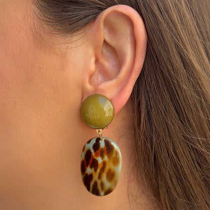 Boucles Rejane Kaki Francine Bramli Paris en résine kaki brillante et pampilles ovales effet écaille aux tons ambrés.