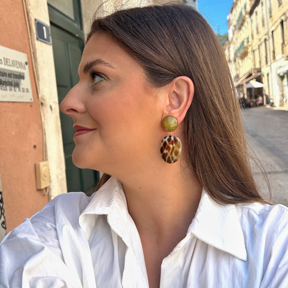 Boucles Rejane Kaki Francine Bramli Paris en résine kaki brillante et pampilles ovales effet écaille aux tons ambrés.
