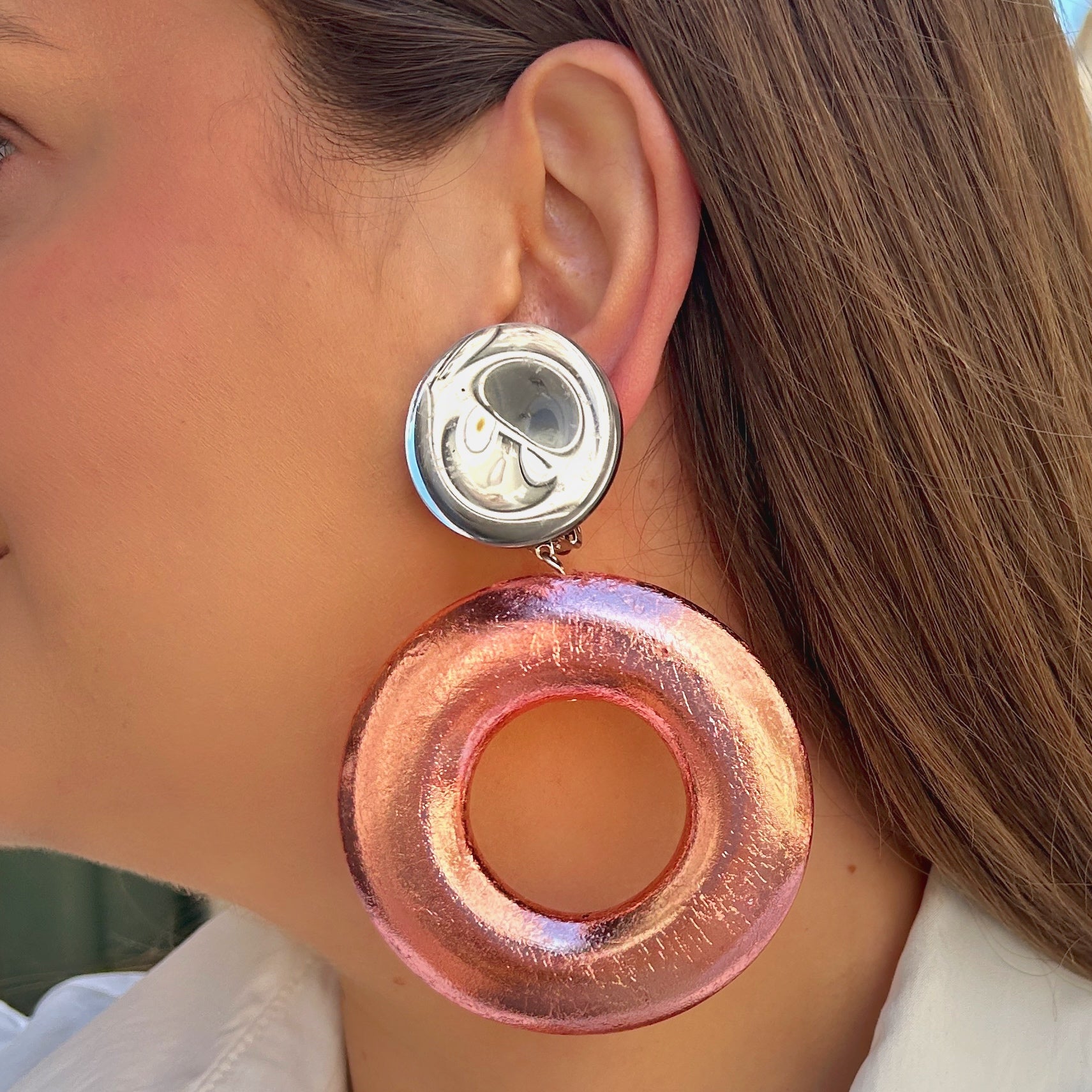 Boucles Rétro Rose Francine Bramli Paris rose métallisé portées