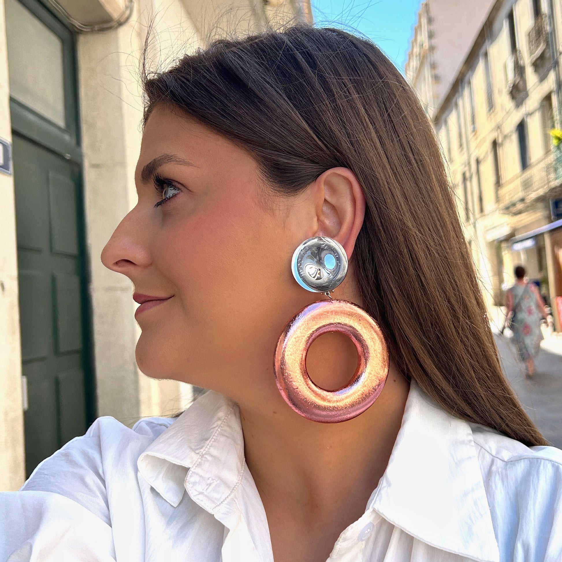 Boucles Rétro Rose Francine Bramli Paris rose métallisé portées