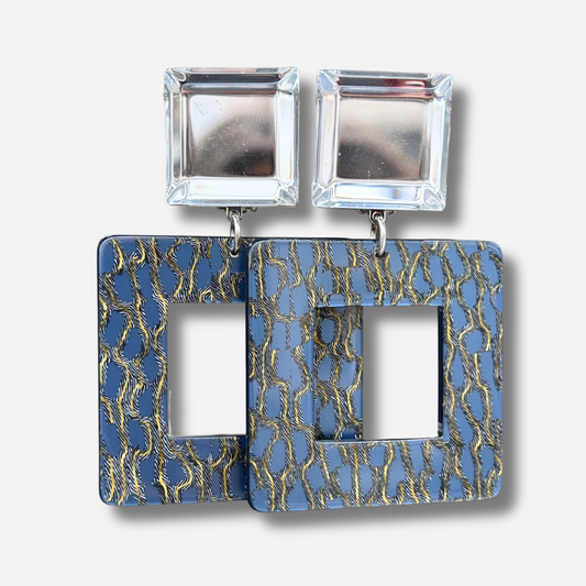Boucles Reya Bleu Francine Bramli Paris avec cabochon carré transparent et pendentif carré ajouré bleu graphique