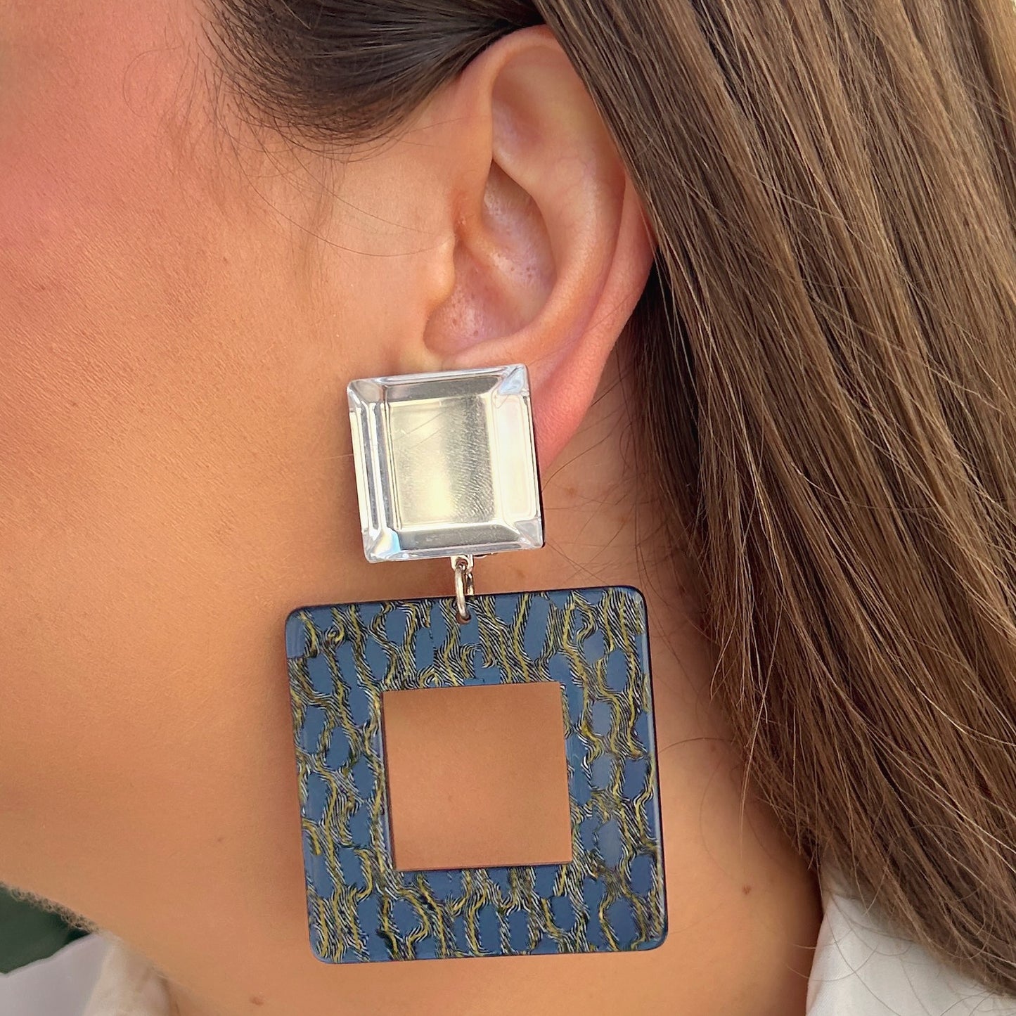 Boucles Reya Bleu Francine Bramli Paris avec cabochon carré transparent et pendentif carré ajouré bleu graphique