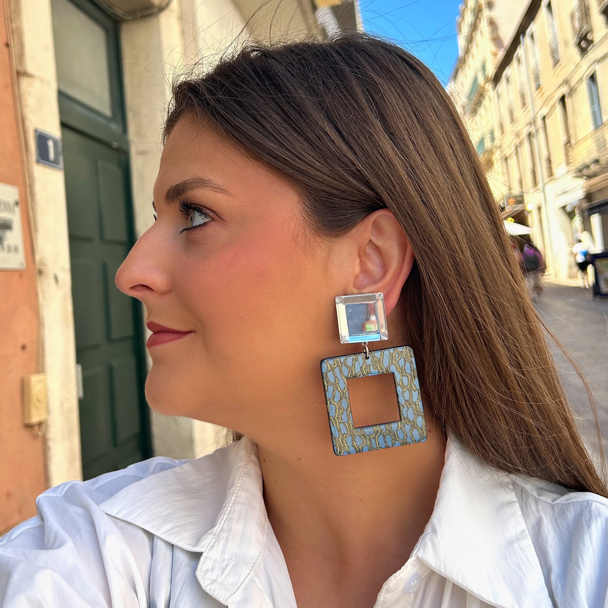 Boucles Reya Bleu Francine Bramli Paris avec cabochon carré transparent et pendentif carré ajouré bleu graphique