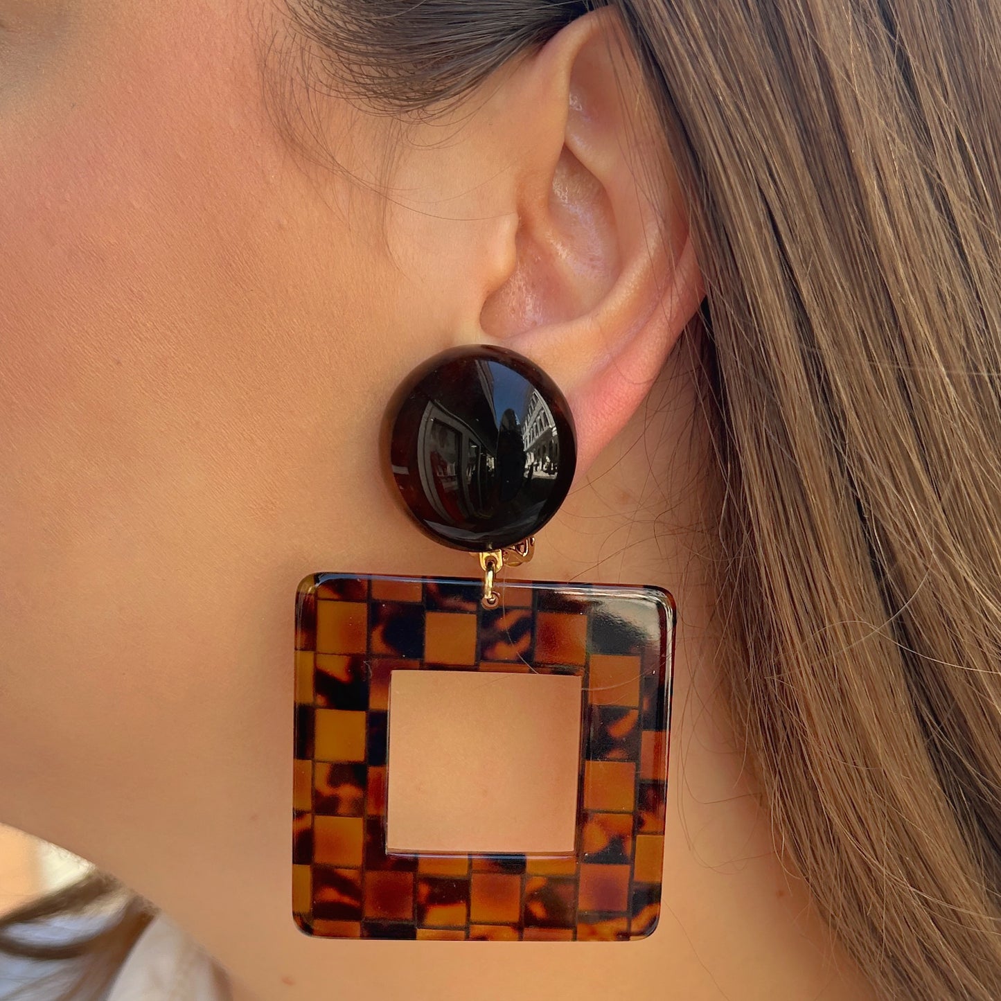 Boucles Reya Marron Carreaux Francine Bramli Paris en résine écaille effet damier marron et caramel