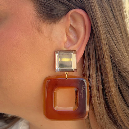 Boucles Reya Marron Francine Bramli Paris avec cabochon carré transparent et pendentif géométrique ambré effet écaille