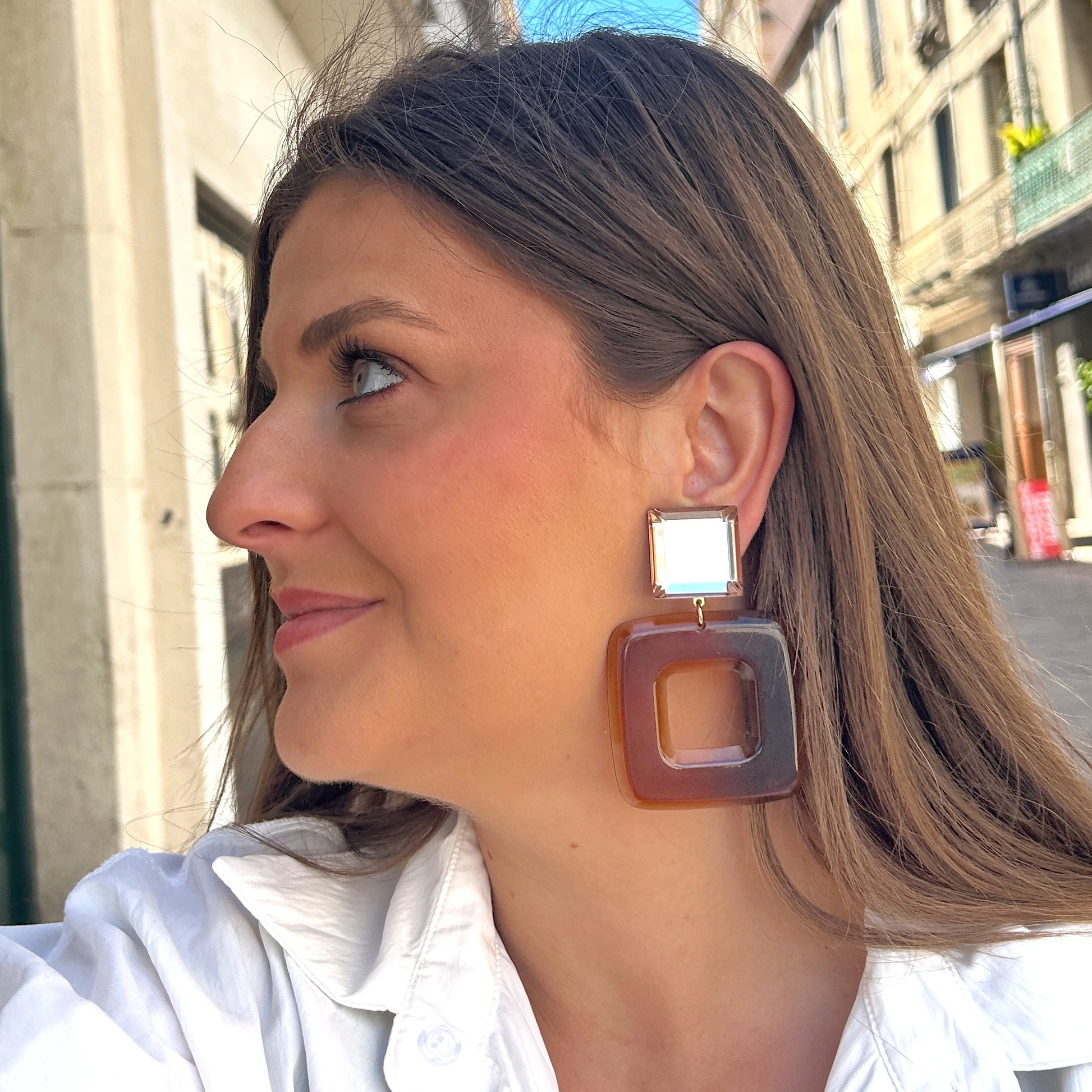 Boucles Reya Marron Francine Bramli Paris avec cabochon carré transparent et pendentif géométrique ambré effet écaille