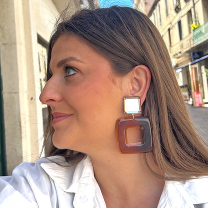 Boucles Reya Marron Francine Bramli Paris avec cabochon carré transparent et pendentif géométrique ambré effet écaille