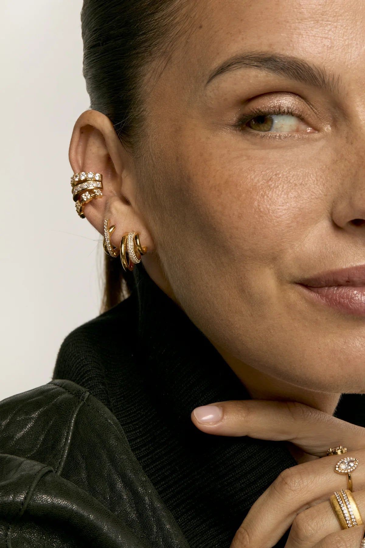 Boucles d’oreilles Ripples Gold MYA BAY dorées entrelacées avec cristaux blancs
