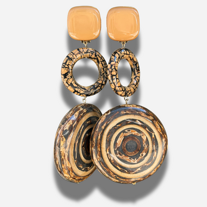 Boucles Rodin Francine Bramli Paris beige camel et brun avec anneau texturé et pendentif rond à motifs concentriques graphiques.