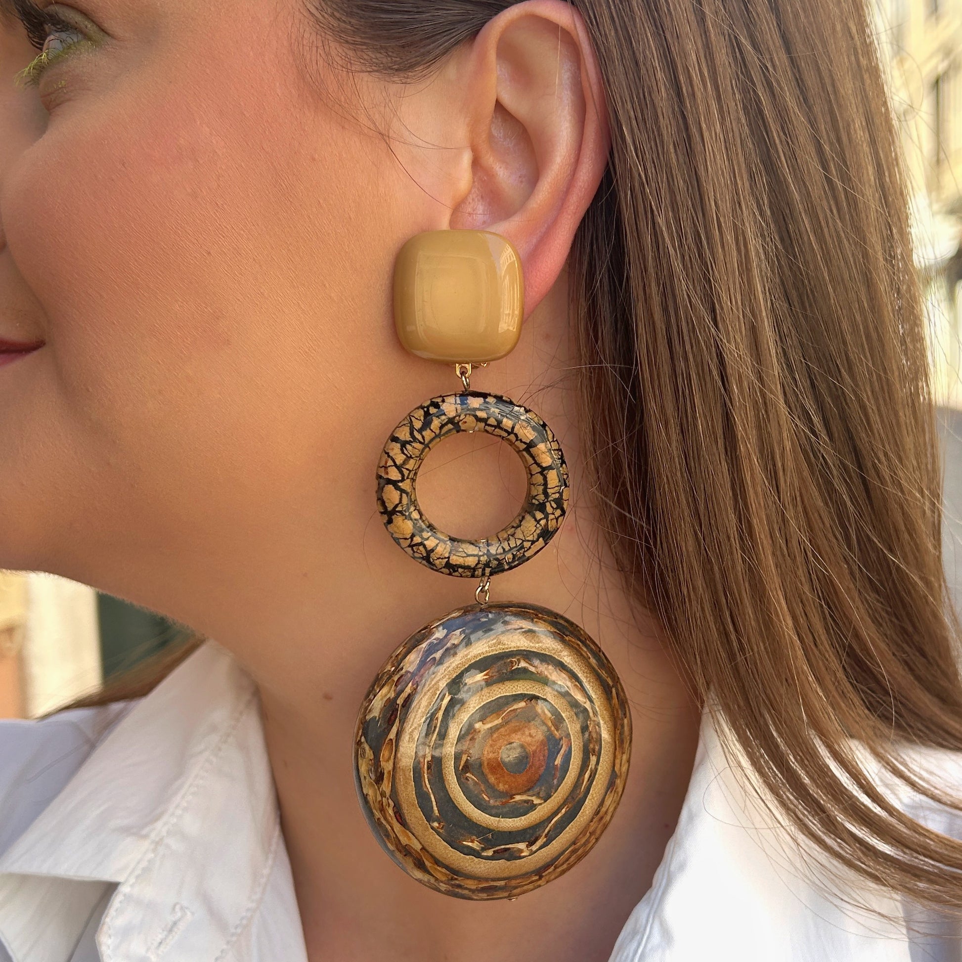 Boucles Rodin Francine Bramli Paris beige camel et brun avec anneau texturé et pendentif rond à motifs concentriques graphiques.