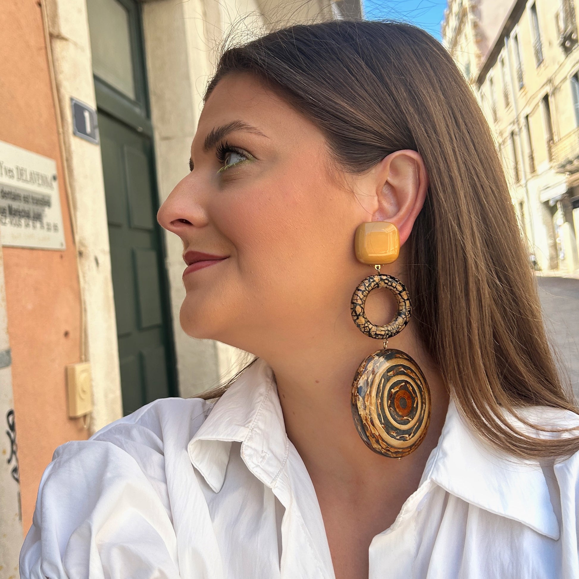 Boucles Rodin Francine Bramli Paris beige camel et brun avec anneau texturé et pendentif rond à motifs concentriques graphiques.